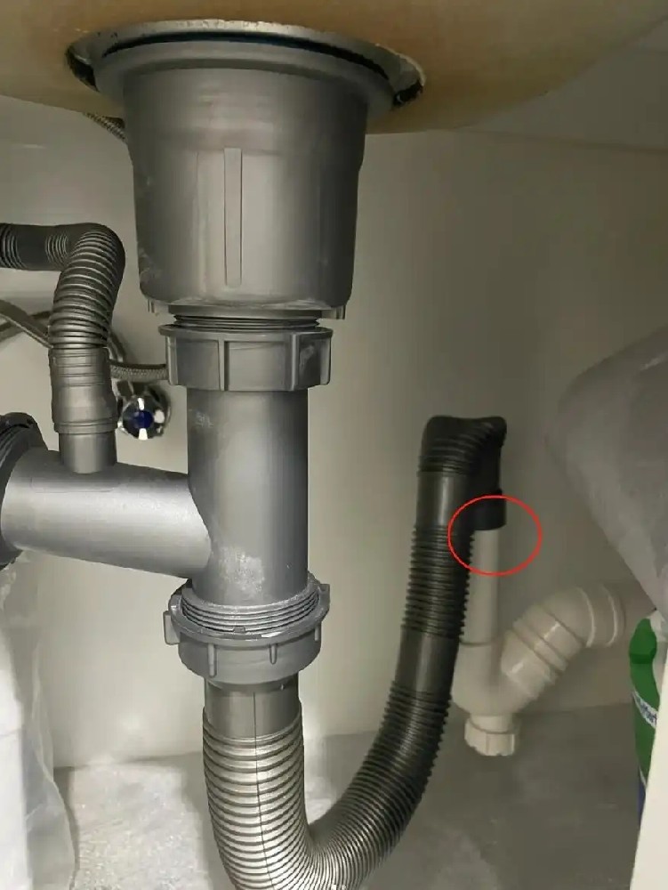 案例 4：厨房下水道油污堵塞，下水缓慢反水